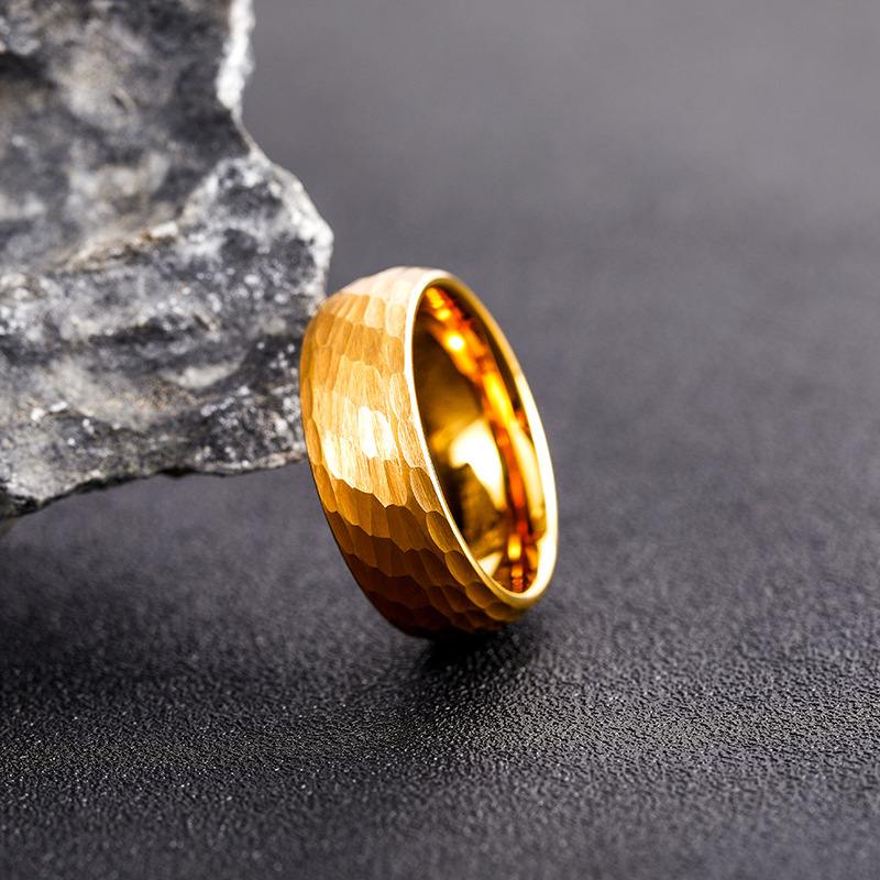 Młotkowane wieloaspektowe pier – Titanium Steel Ring recenzja i cena