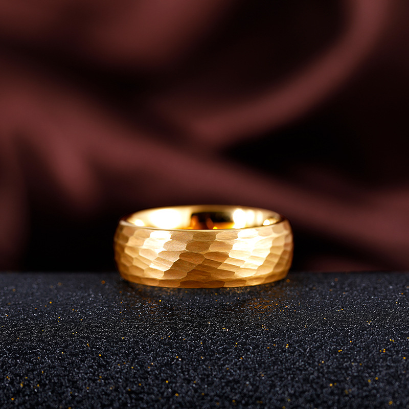 Młotkowane wieloaspektowe pier – Titanium Steel Ring recenzja i cena
